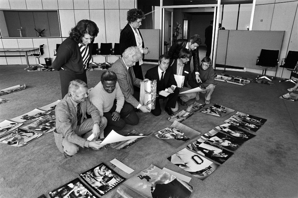 Jurering World Press Photo begonnen op hoofdkantoor van KLM in Amstelveen, jury , Bestanddeelnr 931-3215