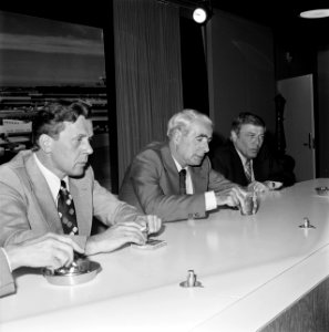 Justitieteam in de zaak Menten terug uit Polen tijdens persconferentie vlnr, Bestanddeelnr 929-2515