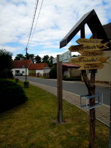 Köpnicks dorfmittige Wanderwegweiser im August 2020