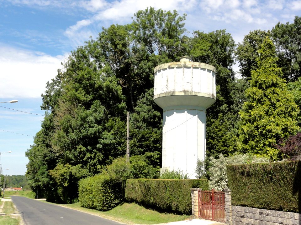 Juvigny-en-Perthois (Meuse) château d'eau