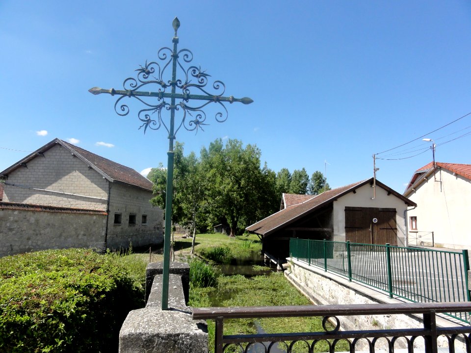 Juvincourt-et-Damary (Aisne) croix de chemin
