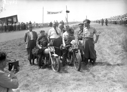 Juniores Nationaal races H.H.G.. van Donkelaar (Triumph, nr. 33) winnaar 500cc…, Bestanddeelnr 902-2427