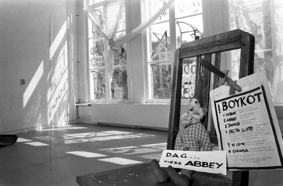 Kabouters (krakers) in Abbey Leven pand brengen meubels naar buiten, Amsterdam, Bestanddeelnr 923-7517