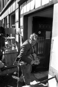 Kabouters (krakers) in Abbey Leven pand brengen meubels naar buiten, Amsterdam , Bestanddeelnr 923-7514