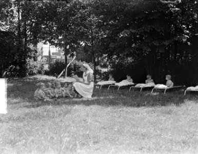Kabouterhuis kinderen in de tuin, Bestanddeelnr 903-4188