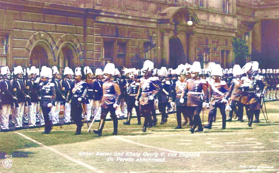 Kaiser Wilhelm und König Georg V. von England die Parade abnehmend