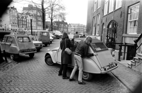 Kabouters-guerilla-afdeling voert aktie tegen autos en uitlaatgassen in Amsterda, Bestanddeelnr 923-4124