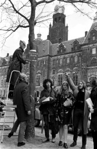Kabouters van Rotterdamse Oranje Vrijstaat brengen bordjes Bescherm boom aan o, Bestanddeelnr 923-4135