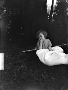 Kabouterhuis kinderen in de tuin, Bestanddeelnr 903-4191