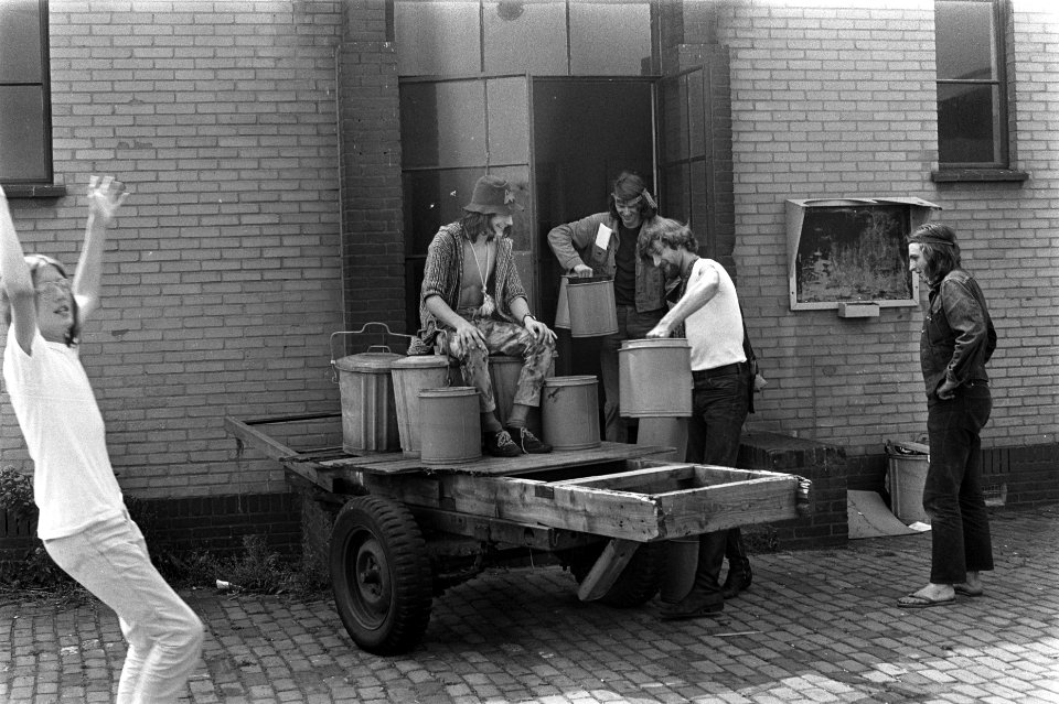 Kabouters uit Amsterdam en Den Haag hebben in Den Haag het voormalige Milvakamp , Bestanddeelnr 923-7213