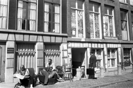 Kabouters (krakers) in Abbey Leven pand brengen meubels naar buiten, Amsterdam , Bestanddeelnr 923-7512