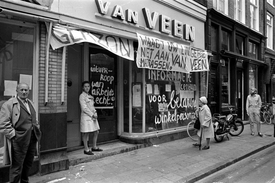Kabouters kraken winkelpand van Van Veen in Hartenstraat Amsterdam, Bestanddeelnr 923-8297