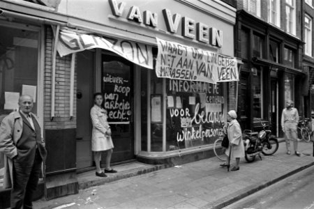 Kabouters kraken winkelpand van Van Veen in Hartenstraat Amsterdam, Bestanddeelnr 923-8297