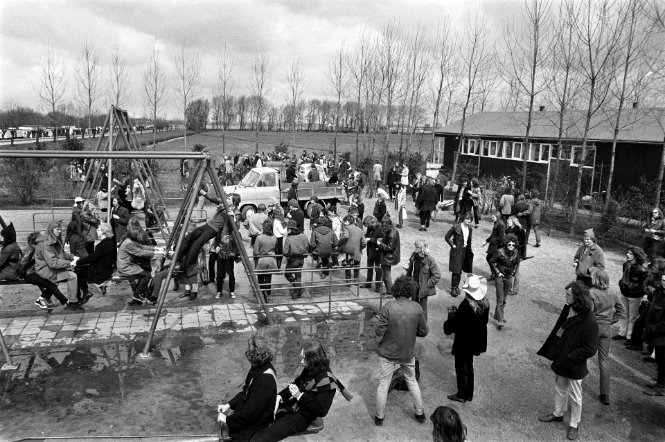 Kabouters amuseren zich op de schommel, Bestanddeelnr 923-4832