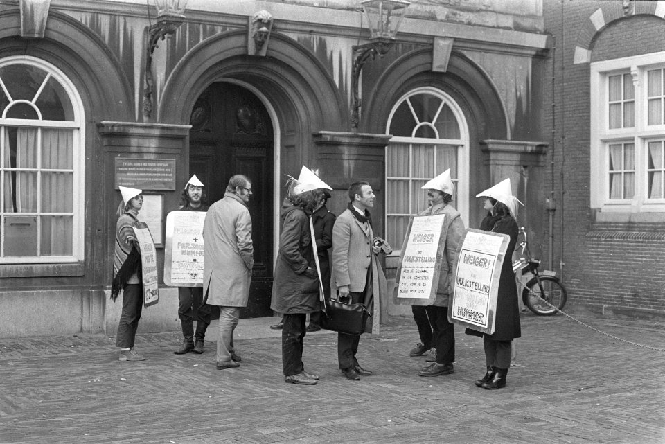 Kabouters demonstreren op Binnenhof tegen aanstaande Volkstelling, Den Haag, Bestanddeelnr 924-2568