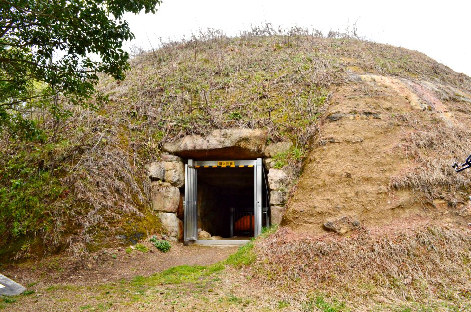 Kabutoyama Kofun (Yasu), entrance