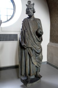 Kaiser Heinrich II, c. 1235, from Adam's Portal, Bamberg Cathedral, Germany, c. 1900, plaster replica - Adolphus Busch Hall - Harvard University - DSC05687