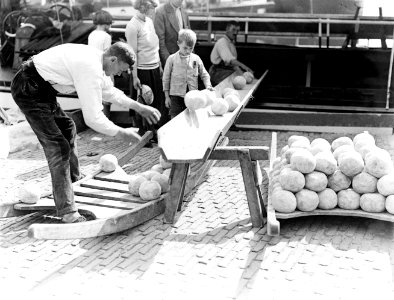 Kaasmarkt in Alkmaar De kazen worden in een schip geladen, Bestanddeelnr 252-1446