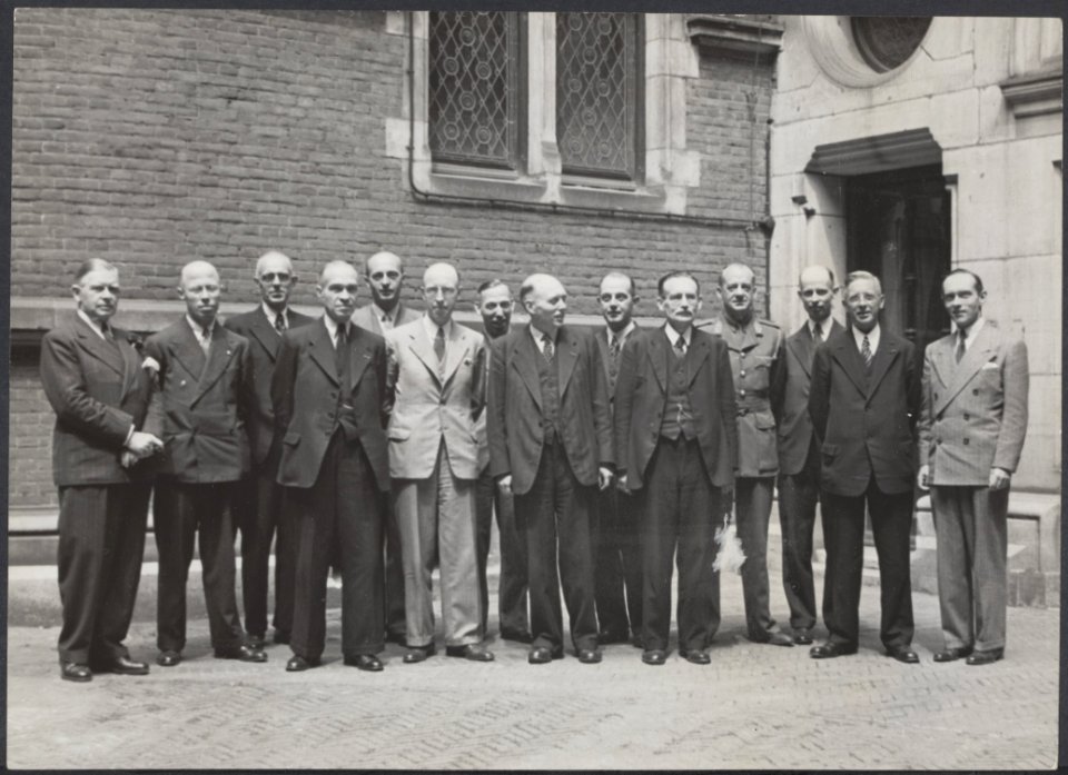 Kabinet Schermerhorn-Drees. Vlnr J.M. de Booy (Marine), dr. L.J.M. Beel (Binnen…, Bestanddeelnr 022-0516