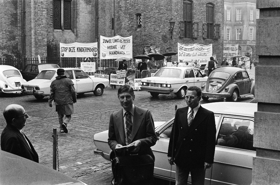Kabinetsformatie Van Agt bij Den Uyl voor de deur (op achtergrond abortusdemons, Bestanddeelnr 929-3108