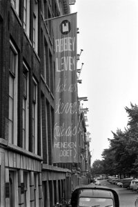 Kabouters in gekraakt pand van verzekeringsmaatschappij Abbey Leven spandoek a, Bestanddeelnr 923-7286