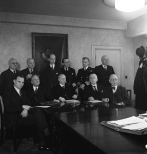 Kabinet Gerbrandy in 1944. Staand vlnr O.C.A. van Lidth de Jeude (Oorlog), J. v, Bestanddeelnr 935-0740