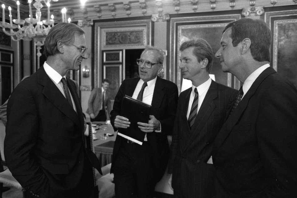 Kabinet praat met werkgevers minister Ruding (l) in gesprek met voorzitter Van , Bestanddeelnr 934-3028