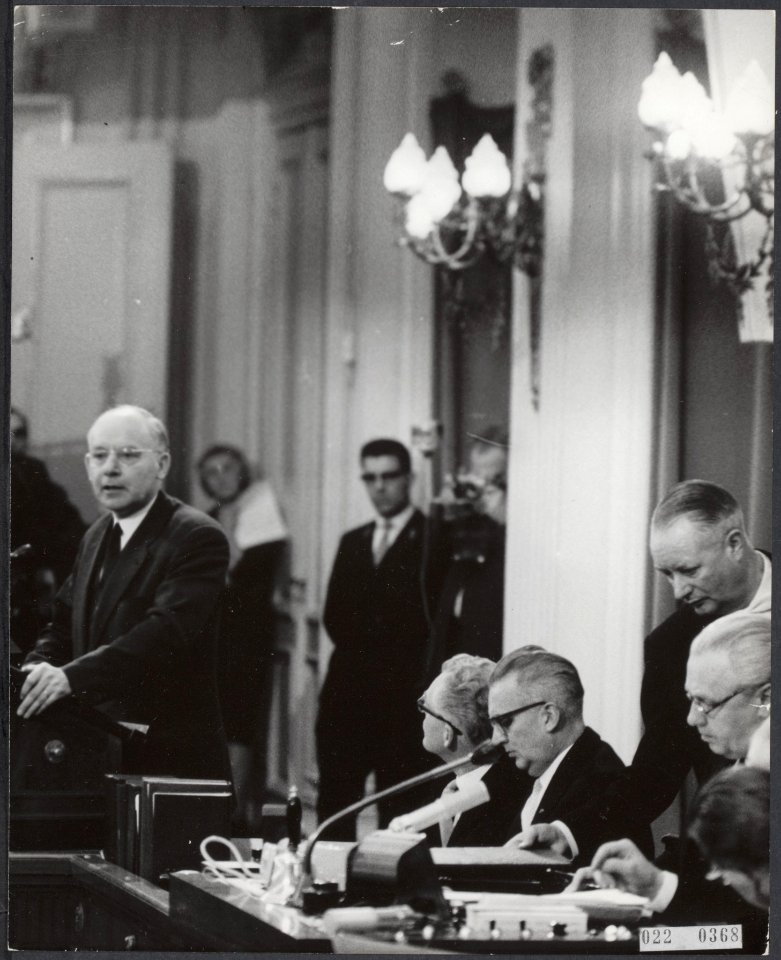 Kabinetscrisis. Dr. Ir. A. Vondeling tijdens zijn betoog in de Tweede Kamer. Op , Bestanddeelnr 022-0368