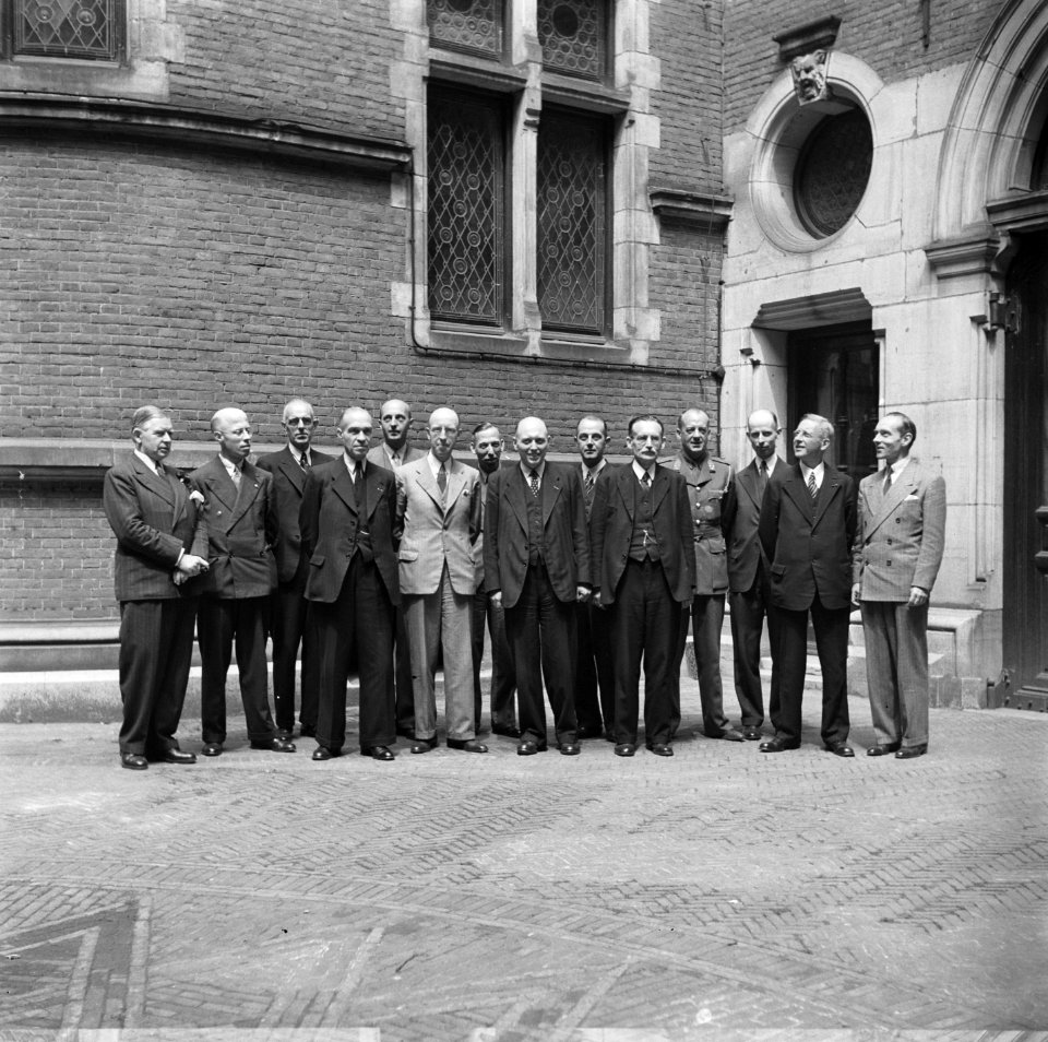 Kabinet Schermerhorn-Drees. Vlnr J.M. de Booy (Marine), dr. L.J.M. Beel (Binnen, Bestanddeelnr 900-4318