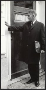 Kabinetscrisis. B. Roolvink, fractievoorzitter van de AR, arriveert bij het kant, Bestanddeelnr 093-0012