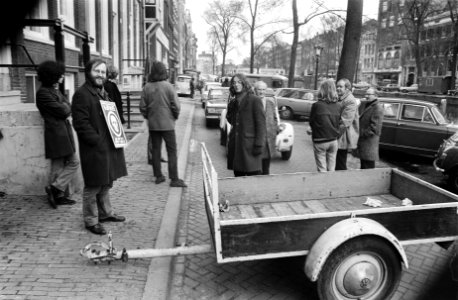 Kabouters-guerilla-afdeling voert aktie tegen autos en uitlaatgassen in Amsterda, Bestanddeelnr 923-4122