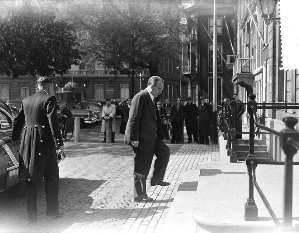 Kabinetscrisis. Koningin Juliana ontvangt politici op Lange Voorhout, Dr. W. Dr…, Bestanddeelnr 907-1497