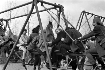 Kabouters op de schommel, Bestanddeelnr 923-4828