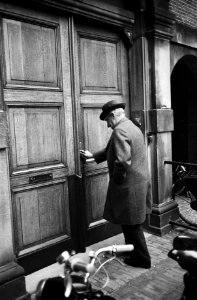 Kabinet in Den Haag bijeen, professor De Quay arriveert als eerste, Bestanddeelnr 914-4442