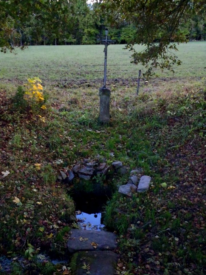 Kašperské Hory, kříž a pramen u cesty ke hřbitovu