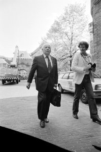 Kabinetsberaad over voorjaarsnota in crisissfeer Den Uy wandelt naar Binnenhof, Bestanddeelnr 932-1534