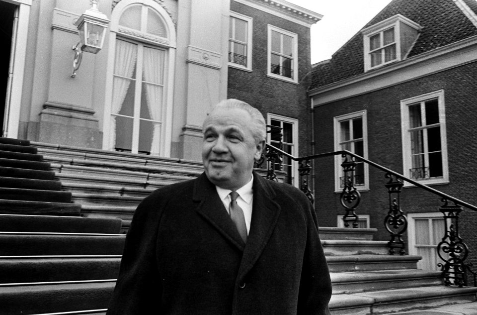 Kabinetscrisis, mr. Van Thiel bij aankomst Huis ten Bosch, Bestanddeelnr 917-4861