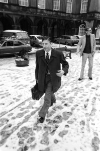 Kabinetsformatie Van Agt loopt over besneeuwd Binnenhof, Bestanddeelnr 929-4729