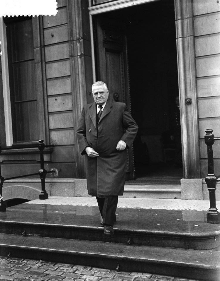 Kabinetscrisis. koningin Juliana ontvangt politici op Lange Voorhout, Dr. J. Sch, Bestanddeelnr 907-1503