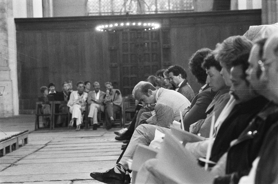 Kaarsen voor overleden Aids-patient tijdens AIDS Memorial Day in Amsterdam, Bestanddeelnr 933-9972
