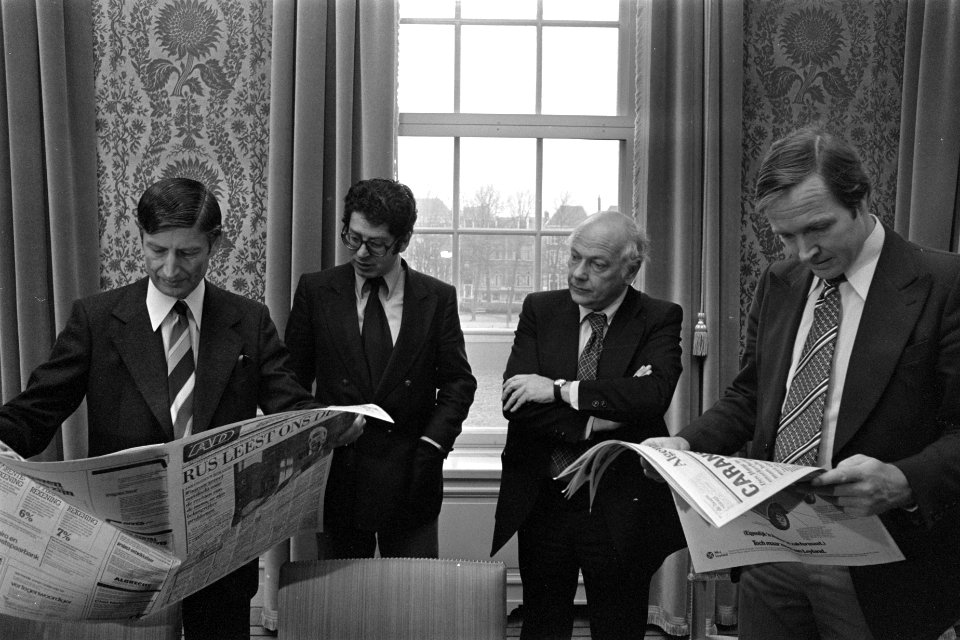 Kabinetsformatie v.l.n.r. Van Agt , Van Thijn , Den Uyl en Terlouw lezen de kra, Bestanddeelnr 929-4131
