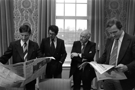 Kabinetsformatie v.l.n.r. Van Agt , Van Thijn , Den Uyl en Terlouw lezen de kra, Bestanddeelnr 929-4131