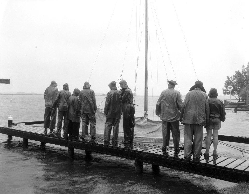 Kaagweek eerste dag deelnemers in regen en wind, Bestanddeelnr 906-5994