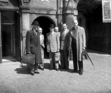 Kabinetscrisis, van links naar rechts de KVP-ministers De Bruin , Cals, Beel, V, Bestanddeelnr 907-1622