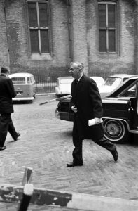 Kabinet in Den Haag bijeen, Minister Zijlstra ging op een holletje de Traveszaal, Bestanddeelnr 914-4441