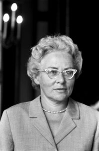 Kabinet Marijnen in vergadering bijeen Mevrouw drs Schouwenaar Franssen, Bestanddeelnr 915-3750