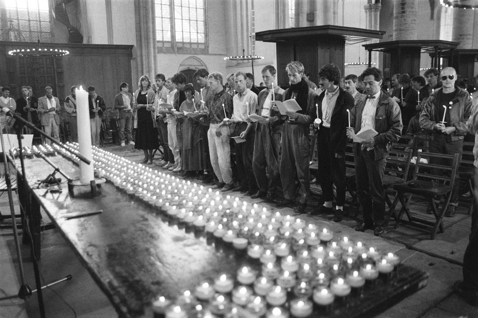 Kaarsen voor overleden Aids-patient tijdens AIDS Memorial Day in Amsterdam, Bestanddeelnr 933-9971