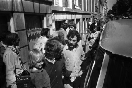 Kabouters (krakers) in Abbey Leven pand brengen meubels naar buiten, Amsterdam, Bestanddeelnr 923-7518