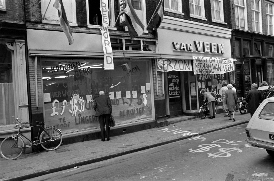 Kabouters kraken winkelpand van Van Veen in Hartenstraat Amsterdam, Bestanddeelnr 923-8296