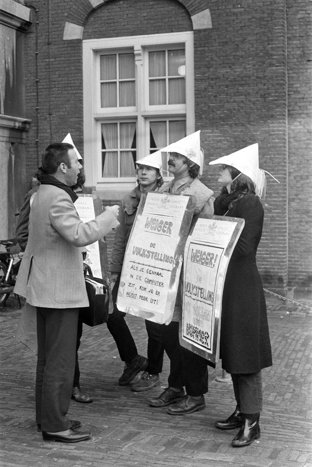Kabouters demonstreren op Binnenhof tegen aanstaande Volkstelling, Den Haag, Bestanddeelnr 924-2569